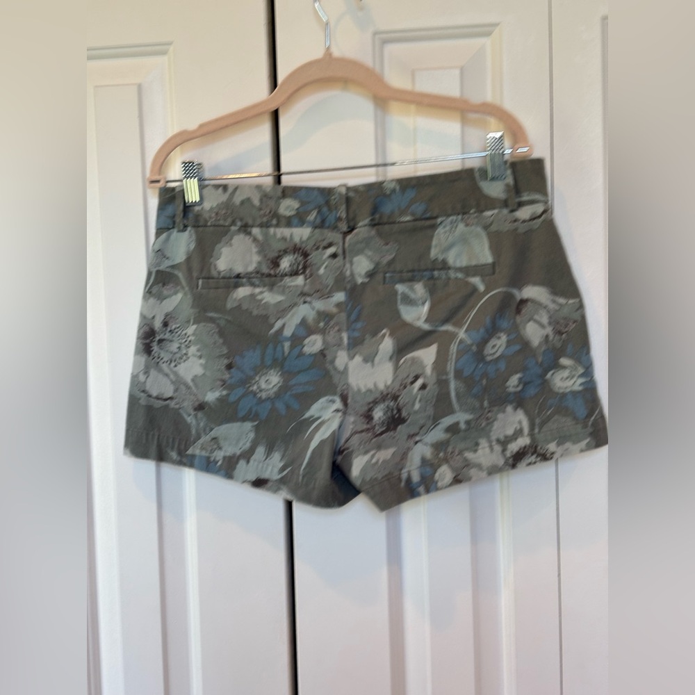 Vintage Calvin Klein Tropical Print Shorts - Size 8. - Picture 2 of 13